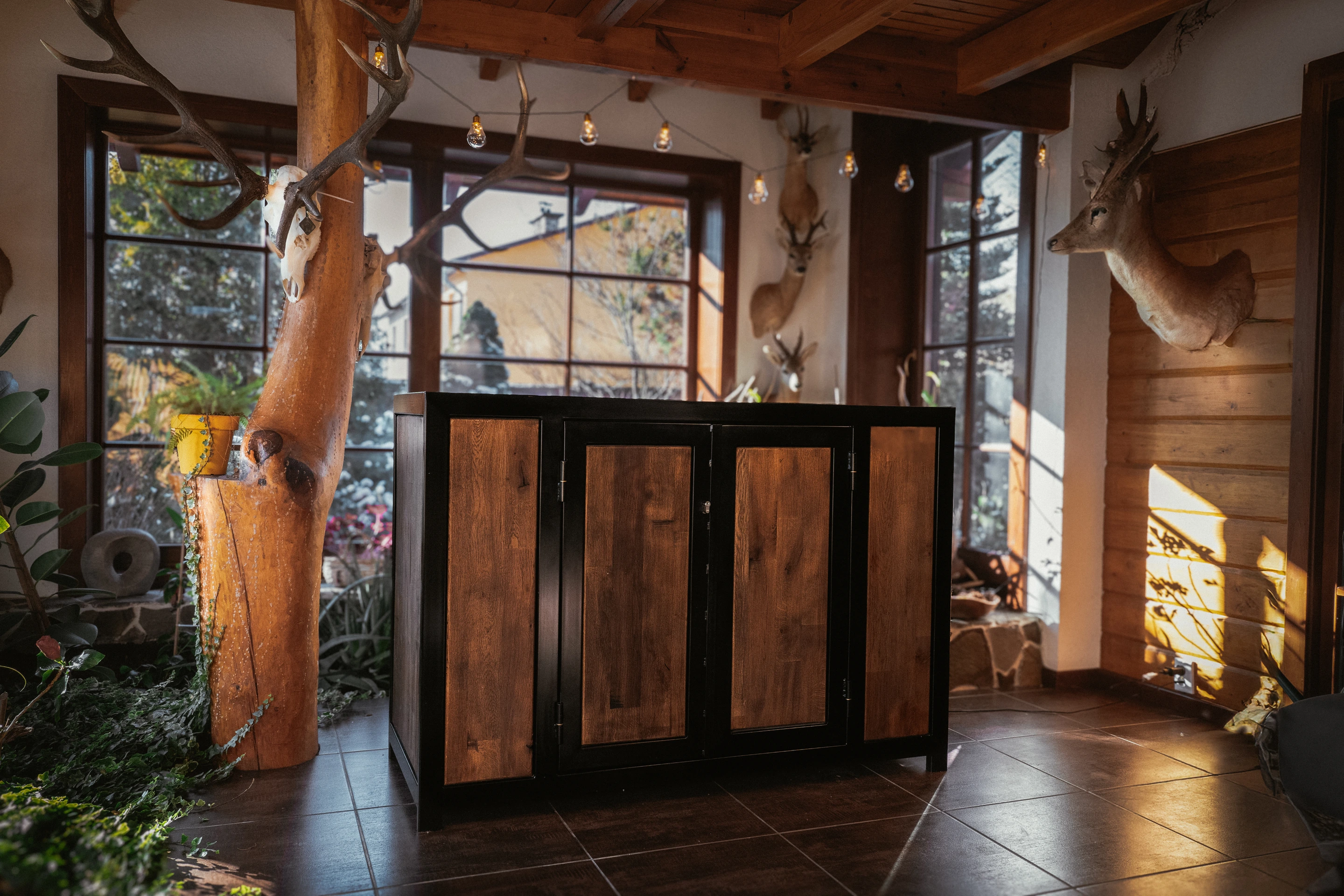 Archnes, skriňa v interiéri (lifestyle záber)